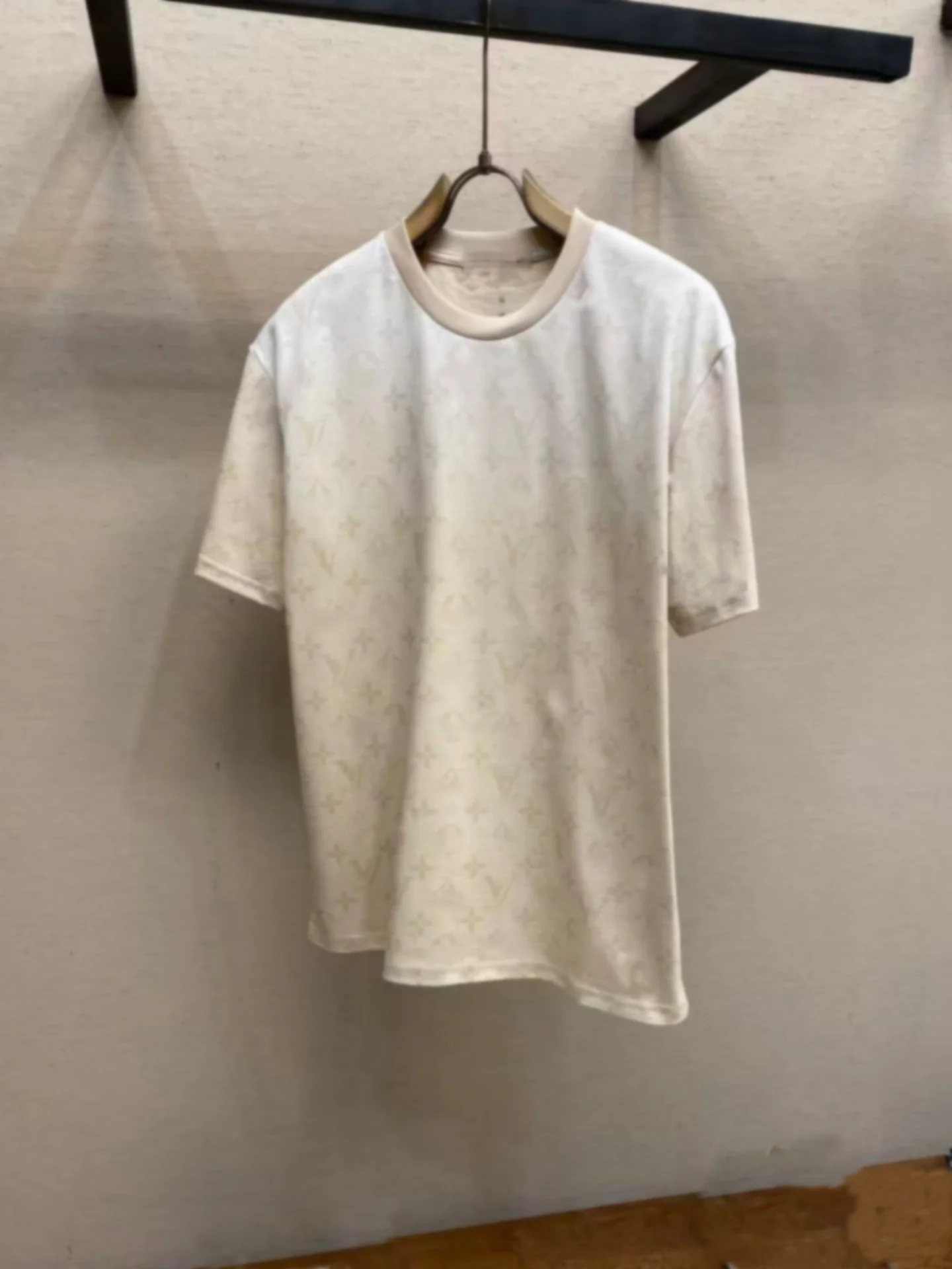 

Дышащий, комфортный, мягкий, приятный для кожи летний топ с круглым вырезом и коротким рукавом, вязаный, с белой вышивкой, повседневный стиль