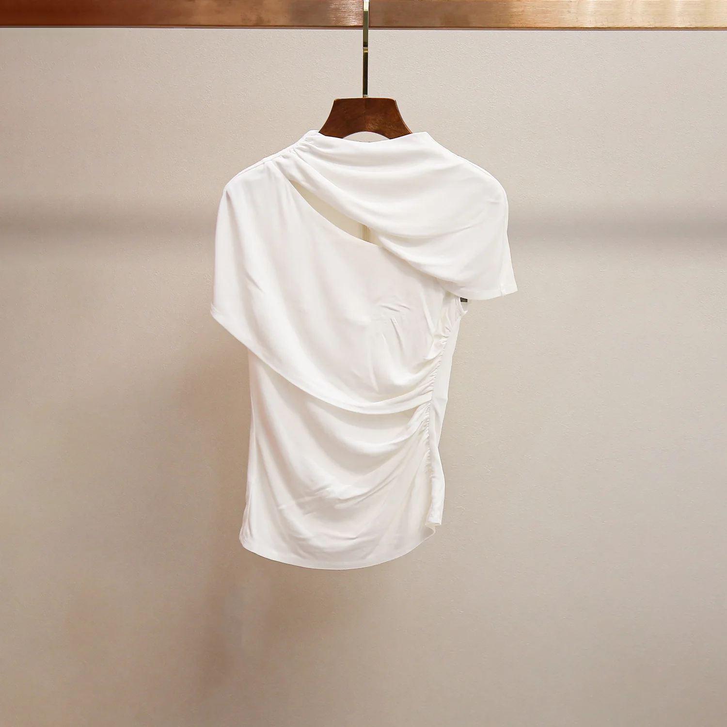 

MaSandeSP Весенне-летняя модная футболка с асимметричными складками и вырезами, повседневная универсальная женская футболка для работы, с коротким рукавом