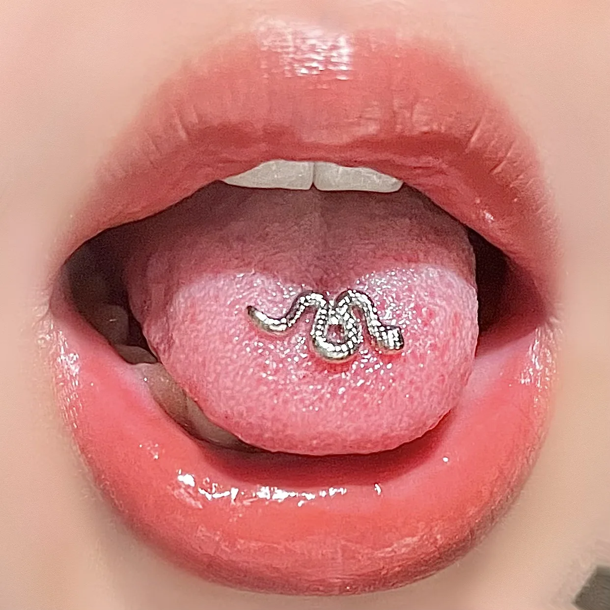 Small snake-shaped earrings, nose studs, titanium steel tongue studs, lip studs,flat-bottomed body piercing titanium accessories