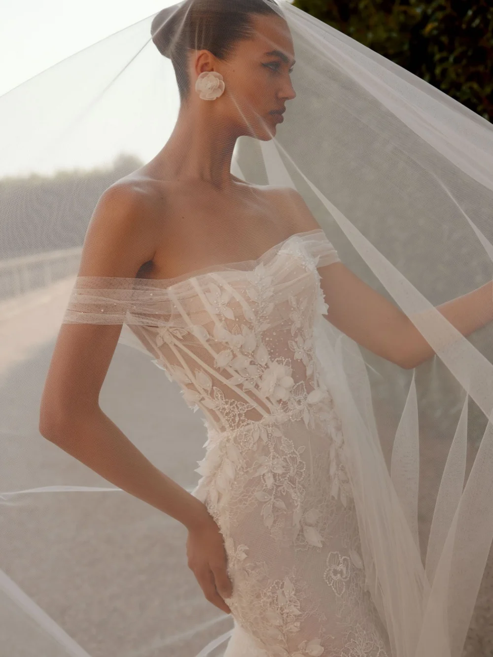 فستان زفاف دانتيل مطرز بطول الأرض بدون قفازات فستان زفاف ثلاثي الأبعاد بدون أكتاف 2026 فساتين مخصصة للعروس #2