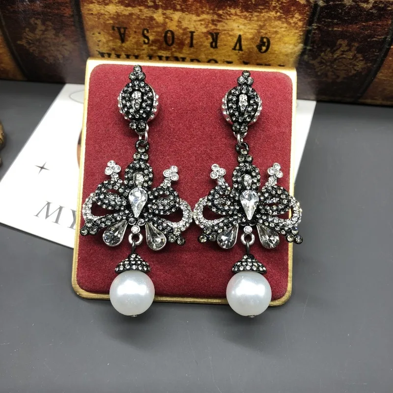 

Elegant Fashion Design Sense Versatile Temperament Medieval Jewelry Stud Earrings Diamond Black Spray Paint Butterfly