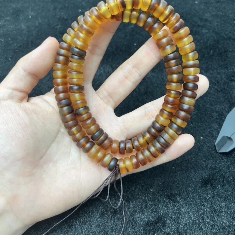 

Браслет из имитации натурального бычьего рога с многослойной отделкой в виде горной раковины, с элементами черепахового узора, буддийскими молитвенными бусинами и подвесками.