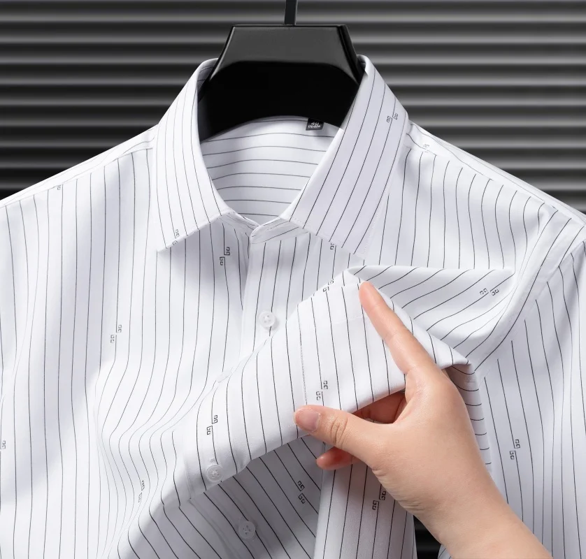 Herren-Langarmhemd, geeignet für Business und Freizeit, trendig und modisch, mit kariertem Street-Style-Muster.