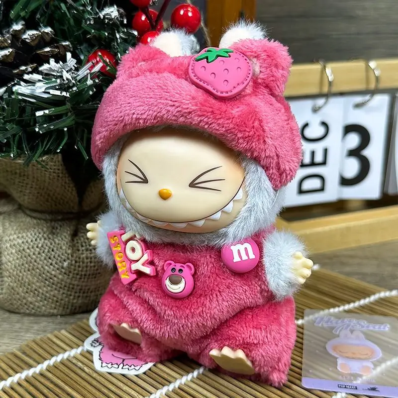 17cm Aardbeienbeer Labubu zitten feestkleding Labubu Hartslag Macaron hanger kleding vervanging Collectible Art