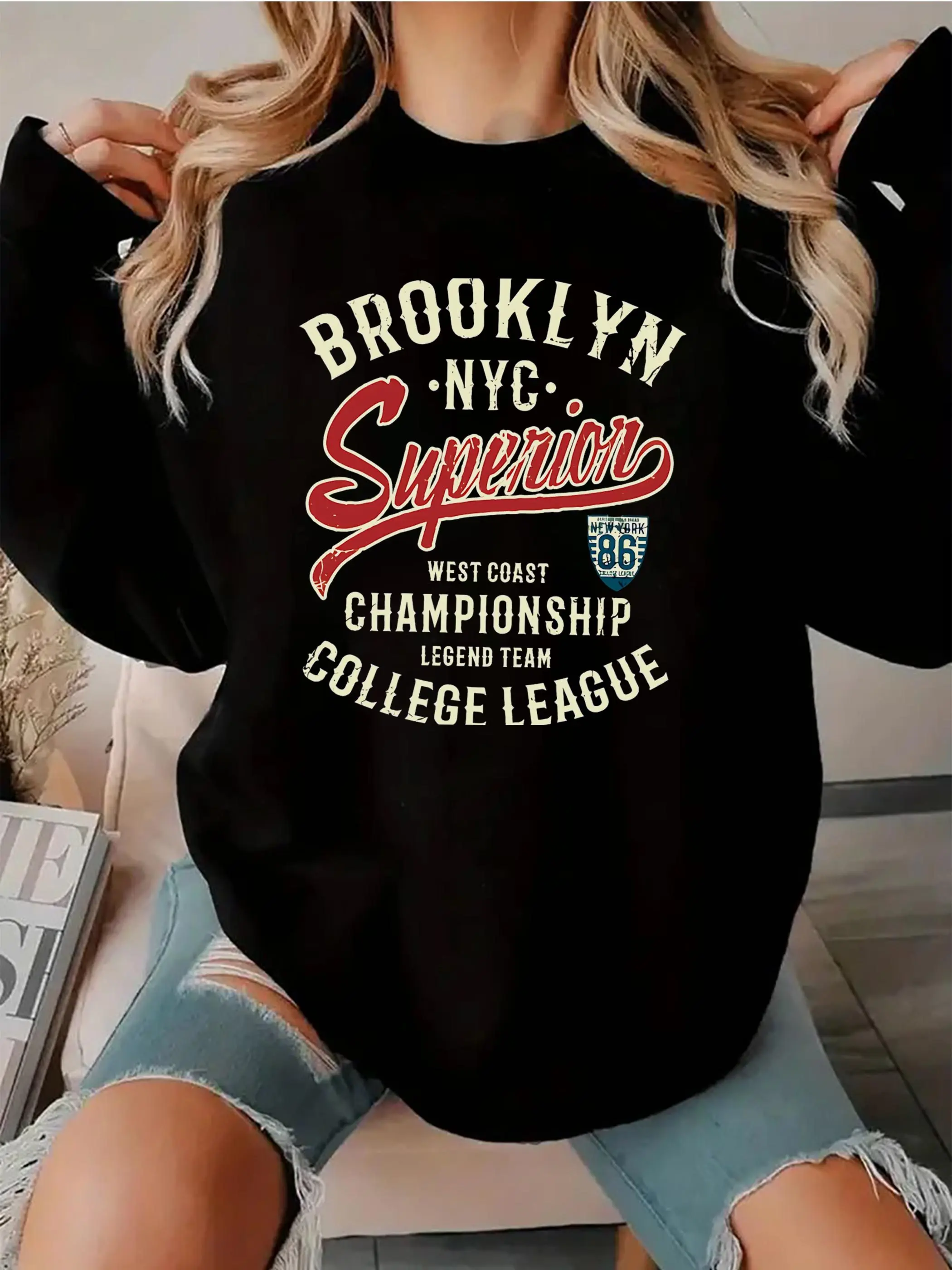 여성용 패션 스웨트셔츠 브루클린 컬리지 얼라이언스 테마 패턴은 '브루클린 NYC 엑설런스'와 같은 단어와 배지를 결합한 것입니다.