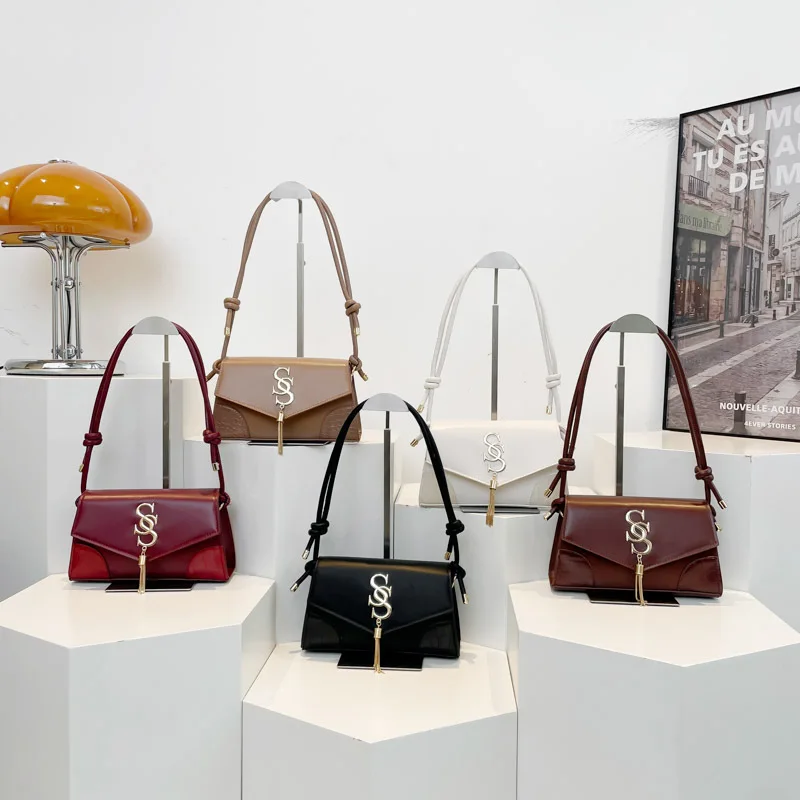 

Осенняя квадратная женская сумка с кисточками 202, модная сумка через плечо, универсальный кошелек из мягкой кожи с регулируемым ремешком ​