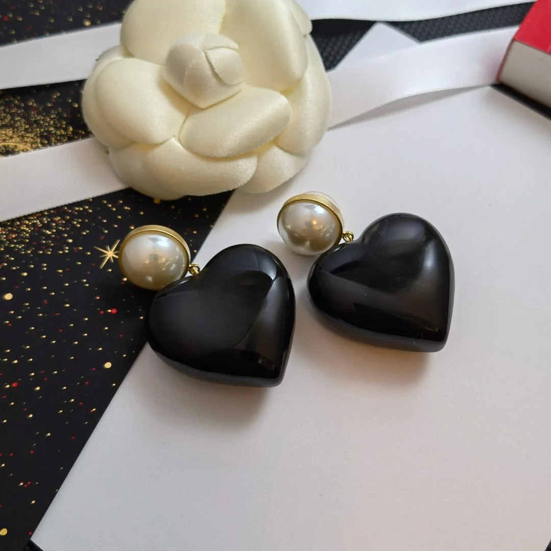 

Fashion black beautiful high fashion love earrings