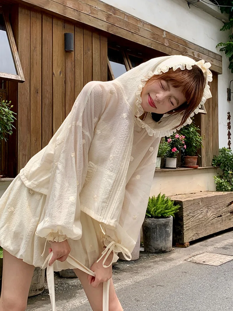 2024 New Summer Beige Small Flower Embroidered Sunscreen Long-Sleeved Top with Bud Shorts Set For Girls