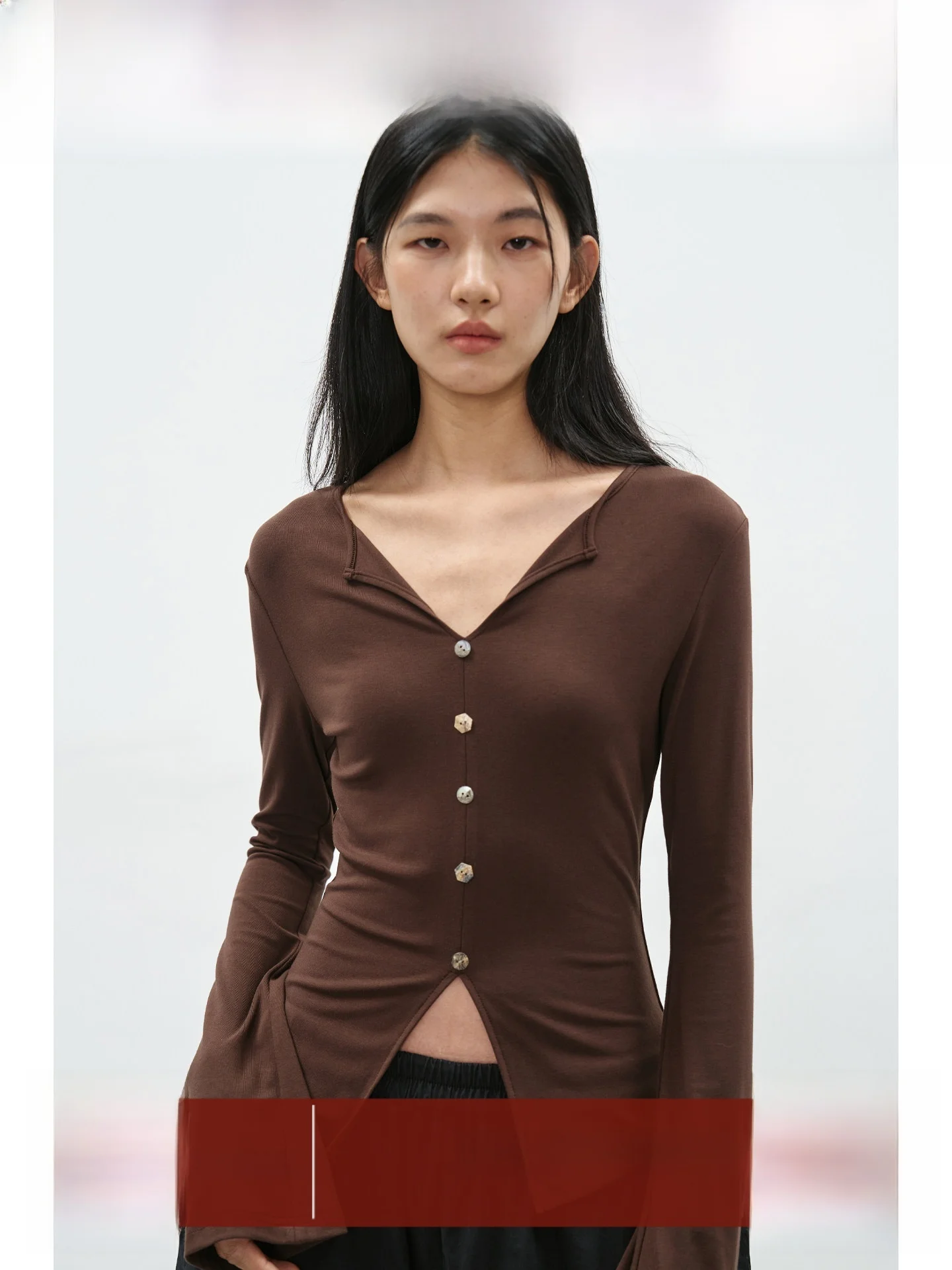 

Женский приталенный кардиган EIGHTHMONTH темно-коричневого цвета с V-образным вырезом, расклешенными рукавами и асимметричным подолом, повседневный топ с длинными рукавами