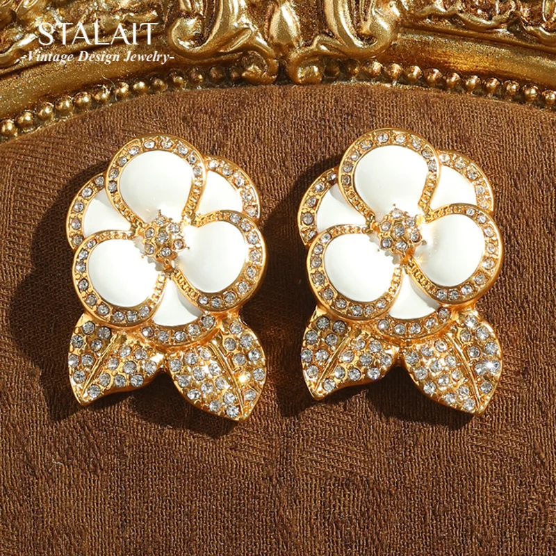 

Vintage Stud Flower Earrings White Enamel Rhinestone Antique Gold Color Leaf Accessories Women Wedding Luxury Quality Jewelry