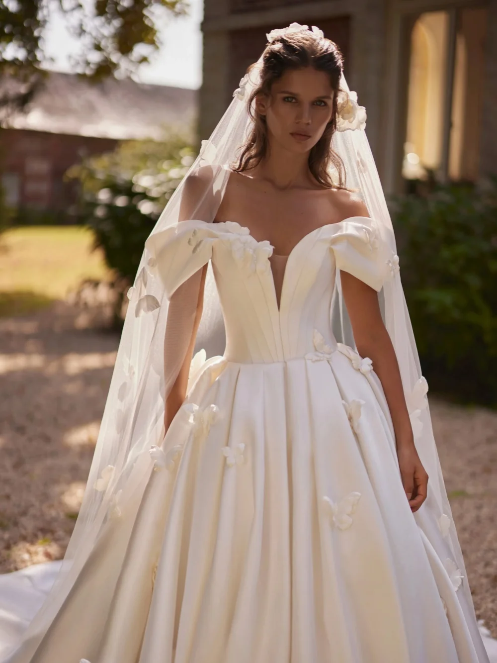 Handgefertigtes 3D-Schmetterlings-Satin-Hochzeitskleid, schulterfrei, A-Linie, langes Brautkleid, individuelle, bezaubernde Kleider mit V-Ausschnitt für die Braut