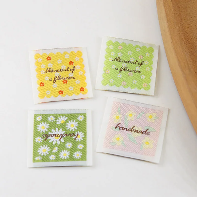 Spot hand-made cloth label fresh flowers Daisy embroidery accessories sewing woven label multicolor small square label.