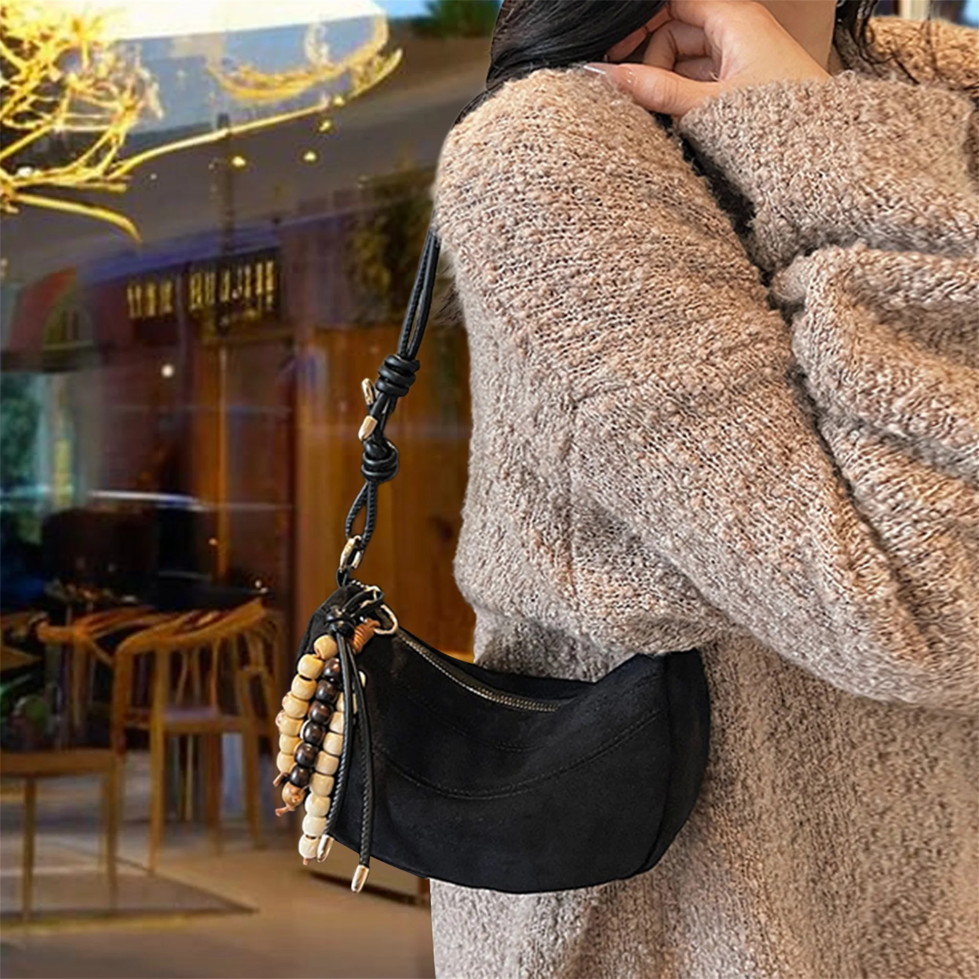 

Элегантная кожаная большая сумка со съемным плечевым ремнем и кисточками. Стильная женская сумка через плечо.