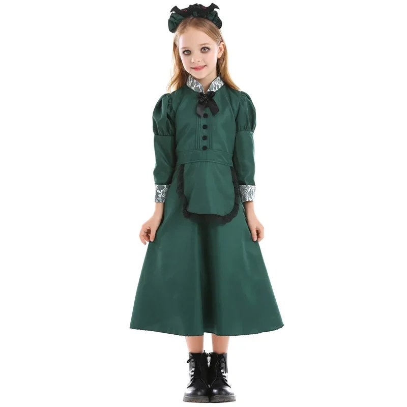 

Темно-зеленая девушка, костюм вампира на Хэллоуин, загадочный замок, летучая мышь, слуга, темно-зеленое кружевное платье