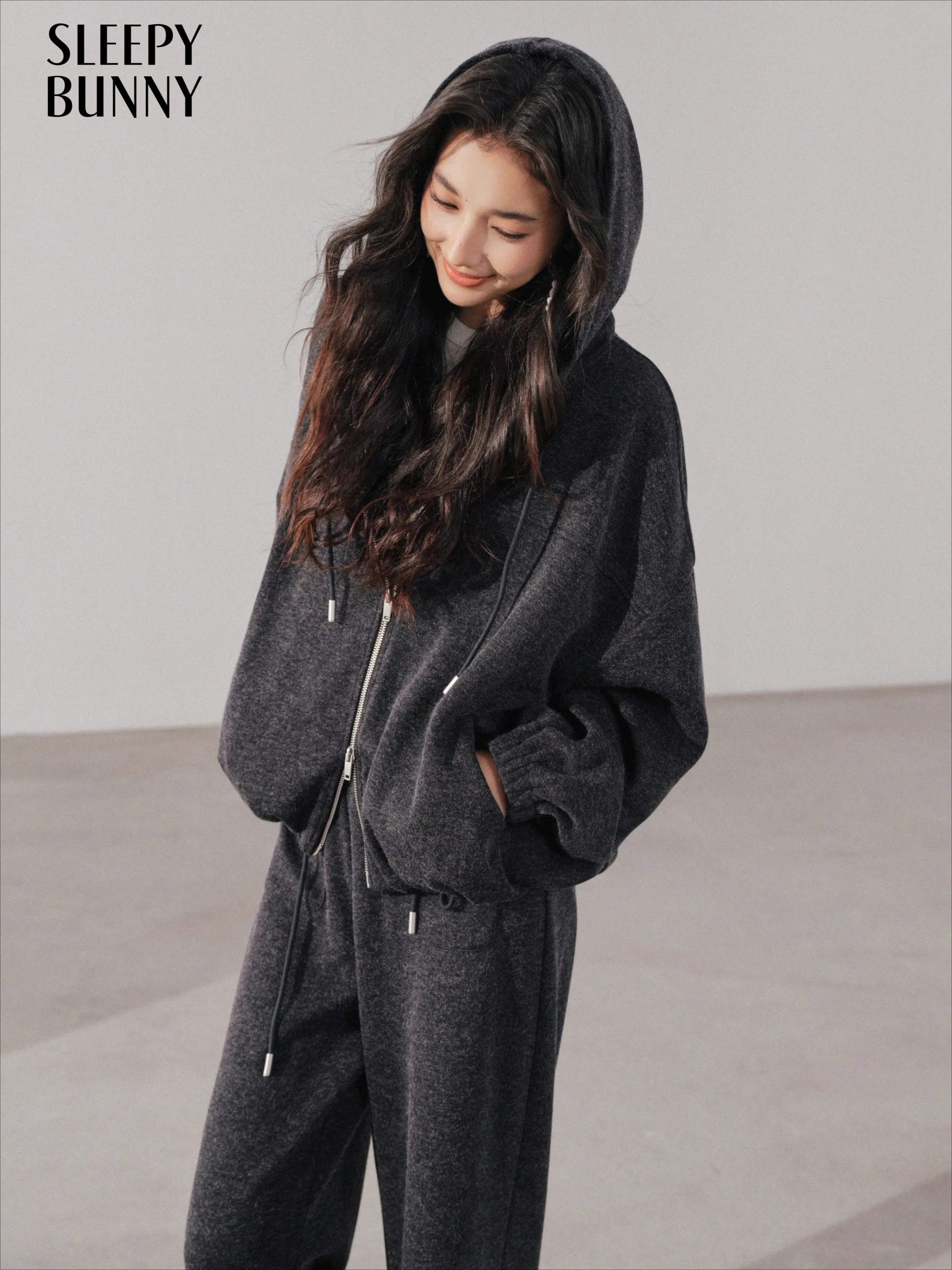 Damska bluza z kapturem w stylu vintage, luźny krój, rozpinana na zamek, miękka, dzianinowa odzież wierzchnia, swobodny, sportowy styl, na jesień, do noszenia na co dzień.