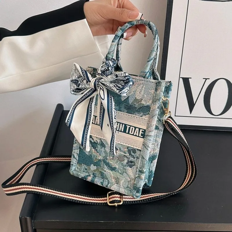 

Luxury Minimalist Diaper Bag Women's Elegant Crossbody Handbag Designer Vintage Tote Leather Made For Fashionable Moms