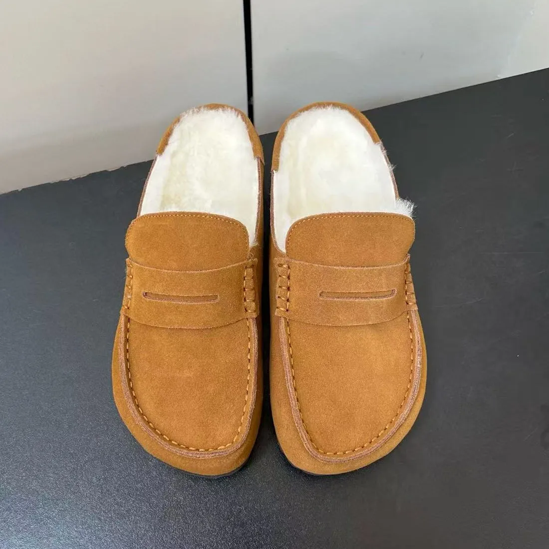 

Thick soled versatile flat bottomed Boken slippers for women, with a felt and suede toe, and a woolen M ü ller shoe for one foot