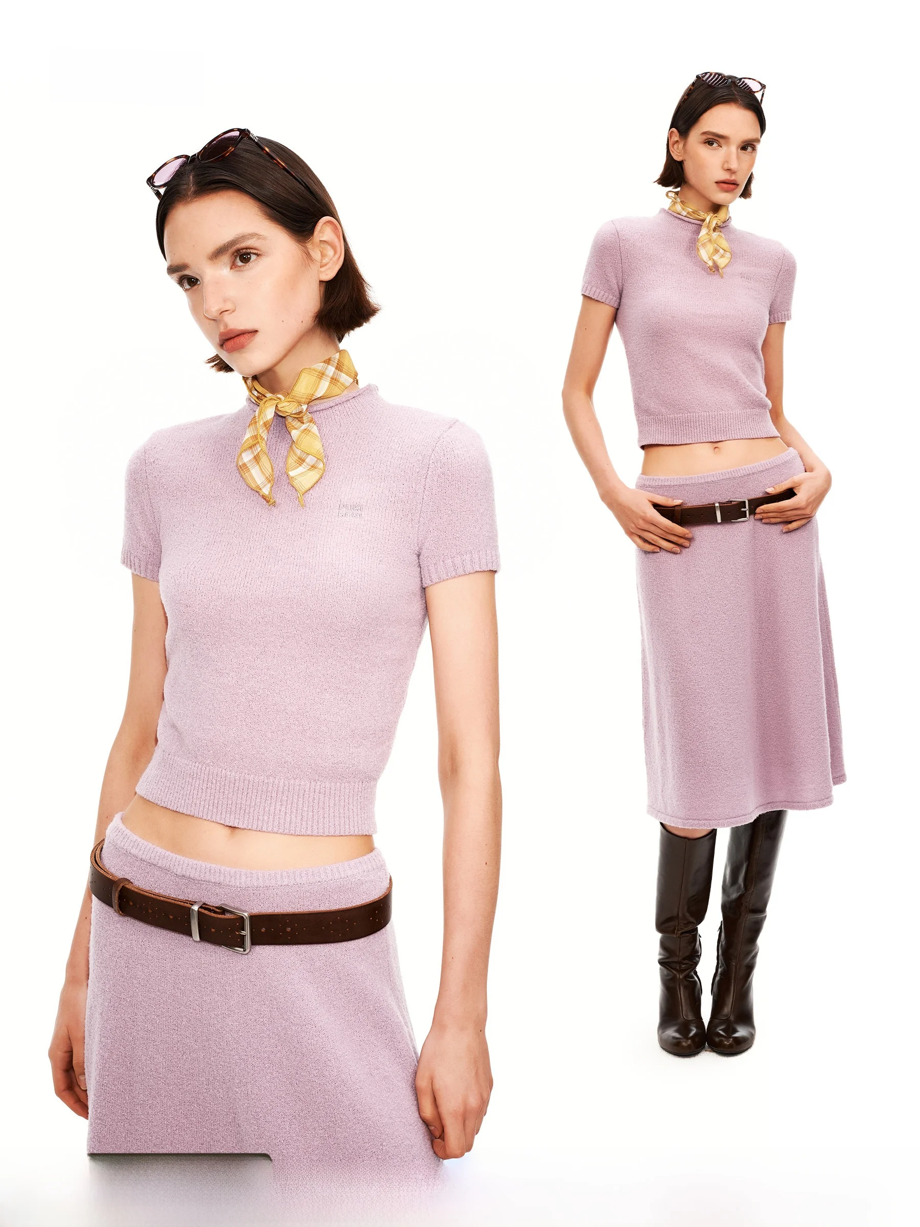 

Вязаный топ Puki 66 из шерсти с высоким воротом и манжетами, а также юбка А-силуэта. Женская модная коллекция Весна.