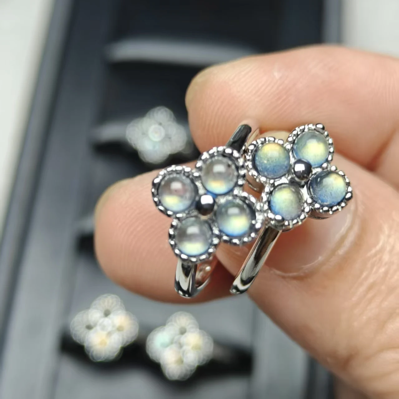 Xingyu Natürlicher Labradorit-Blumen-Ringhalter aus Kupfer, Modischer Hochwertiger Schmuck, Bewegliche Ringe mit Verstellbarer Öffnung als Geschenk – Detail 3