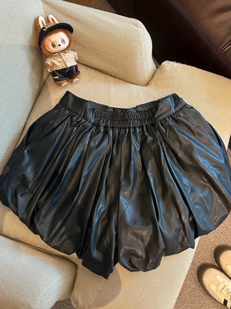 Retro PU-Leder Blumenknospen-Shorts Damen Herbst Winter neue hoch taillierte Mode Nische Persönlichkeit A-Linie Hose mit weitem Bein