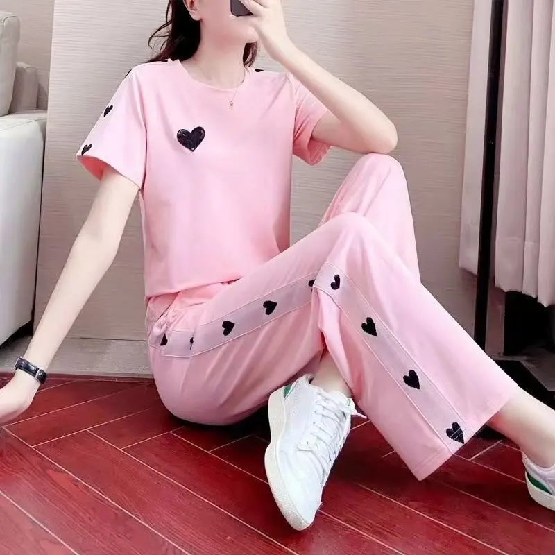 

Летний спортивный повседневный женский комплект из двух предметов: розовая свободная модная футболка с коротким рукавом в корейском стиле, эксклюзивно онлайн, с эффектом омоложения