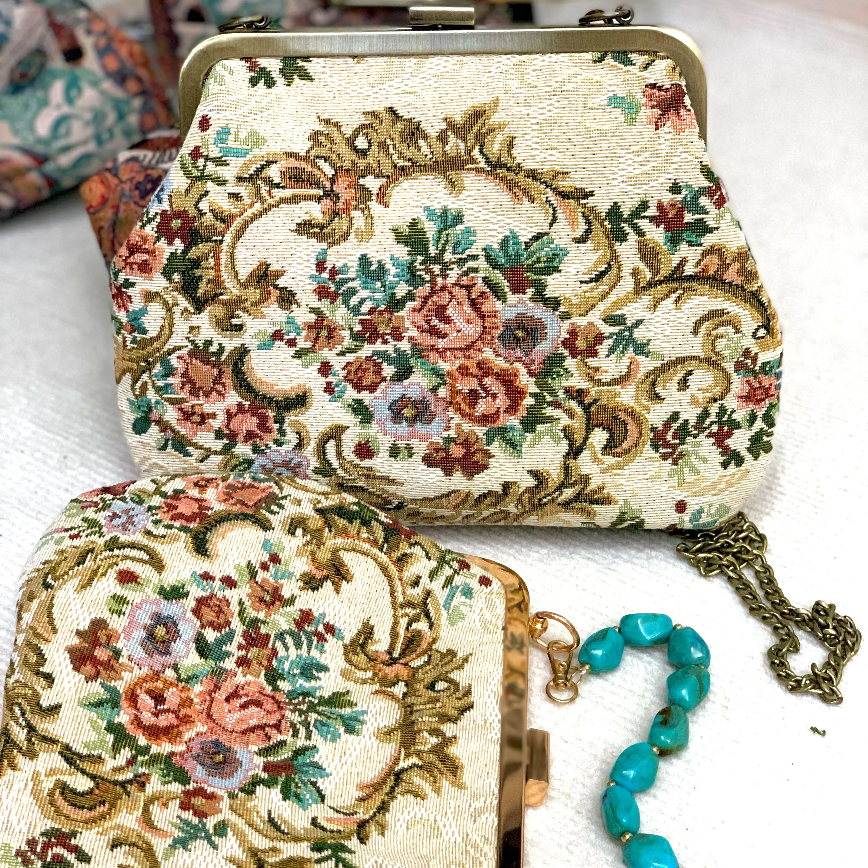 Lost in VintageVtg 60S Era Italian Tapestry Purse Evening Bag La Marquise Kiss Lock Bag Purse Frame with Chains 26x22x5cm