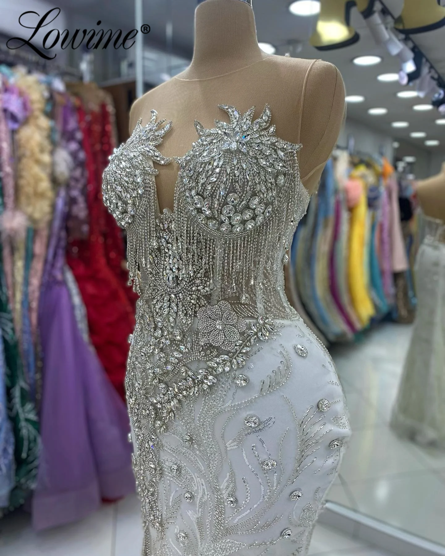 ชุดเดรสปาร์ตี้สีขาวประดับคริสตัลระยิบระยับสำหรับงานแต่งงาน งานเลี้ยงอาหารค่ำ ปี 2026 ทรงเมอร์เมด สไตล์อาหรับ ชุดราตรีออกงานสำหรับผู้หญิง สามารถสั่งตัดได้