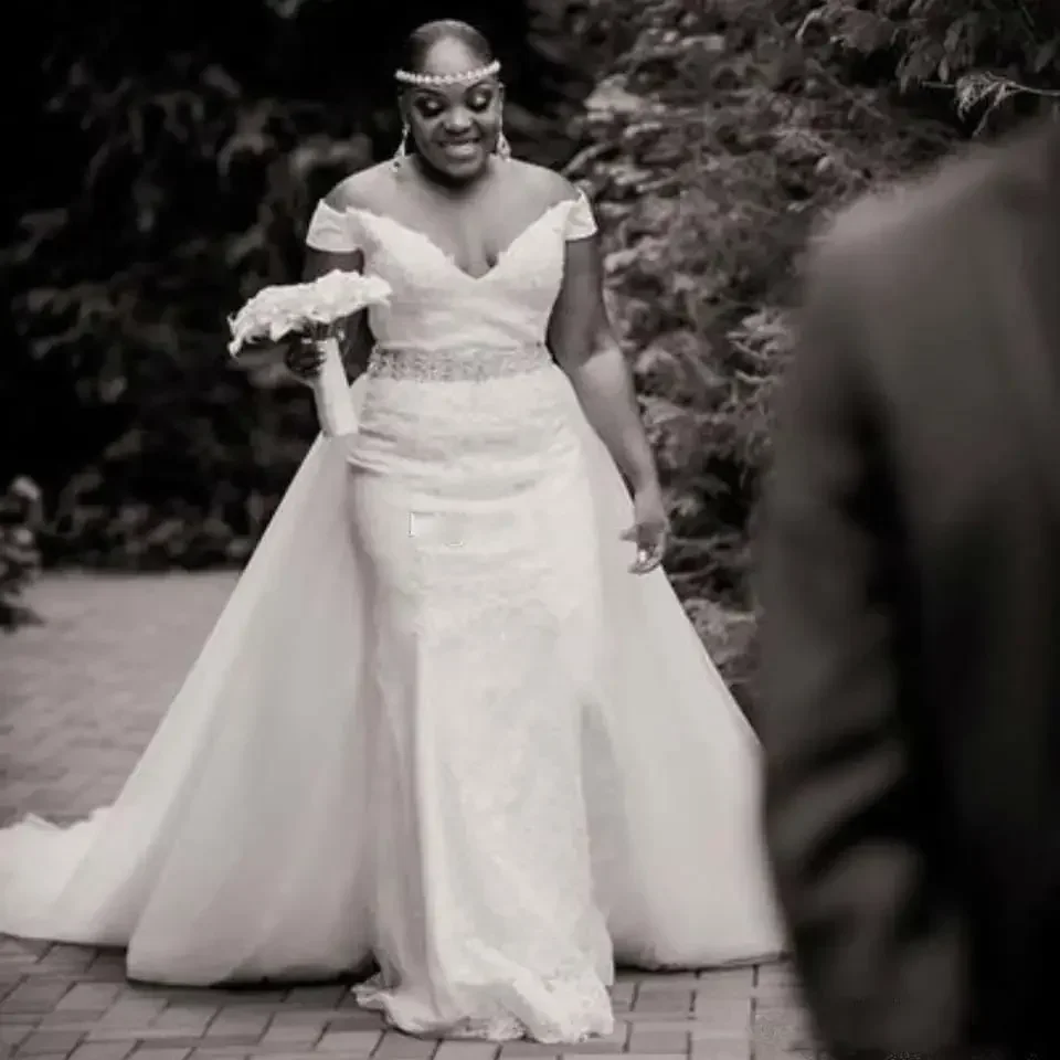 Maßgeschneiderte Meerjungfrau-Brautkleider in Übergröße, abnehmbare Schleppe, afrikanische Spitze, Kristalle, Sweep-Zug, Strandhochzeitskleid, schulterfrei