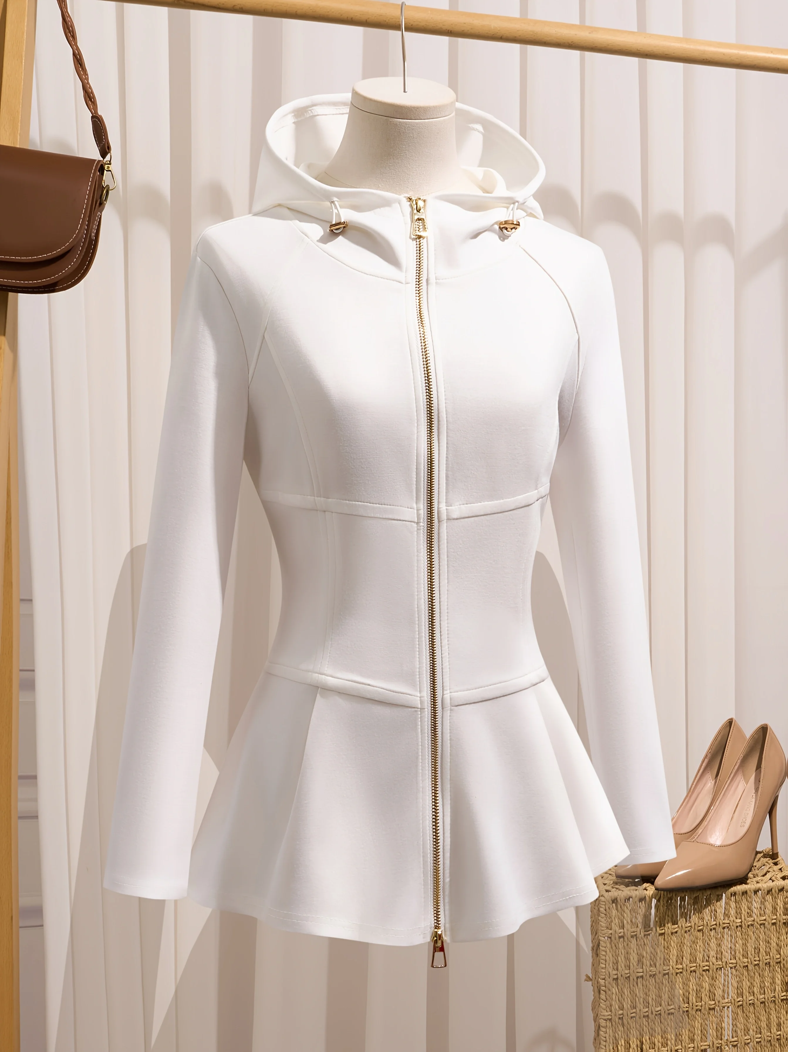 النسخة الكورية الجديدة لربيع 2025 سترة نسائية فريدة من نوعها ورفيعة المظهر وشديدة الخصر بلون سادة مع قلنسوة