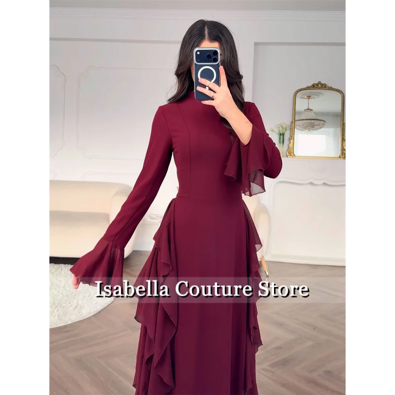 맞춤형 와인 레드. 공식적인 행사를 위한 고급스러운 여성 이브닝 드레스 러플 긴 소매 터틀넥 댄스 파티 드레스