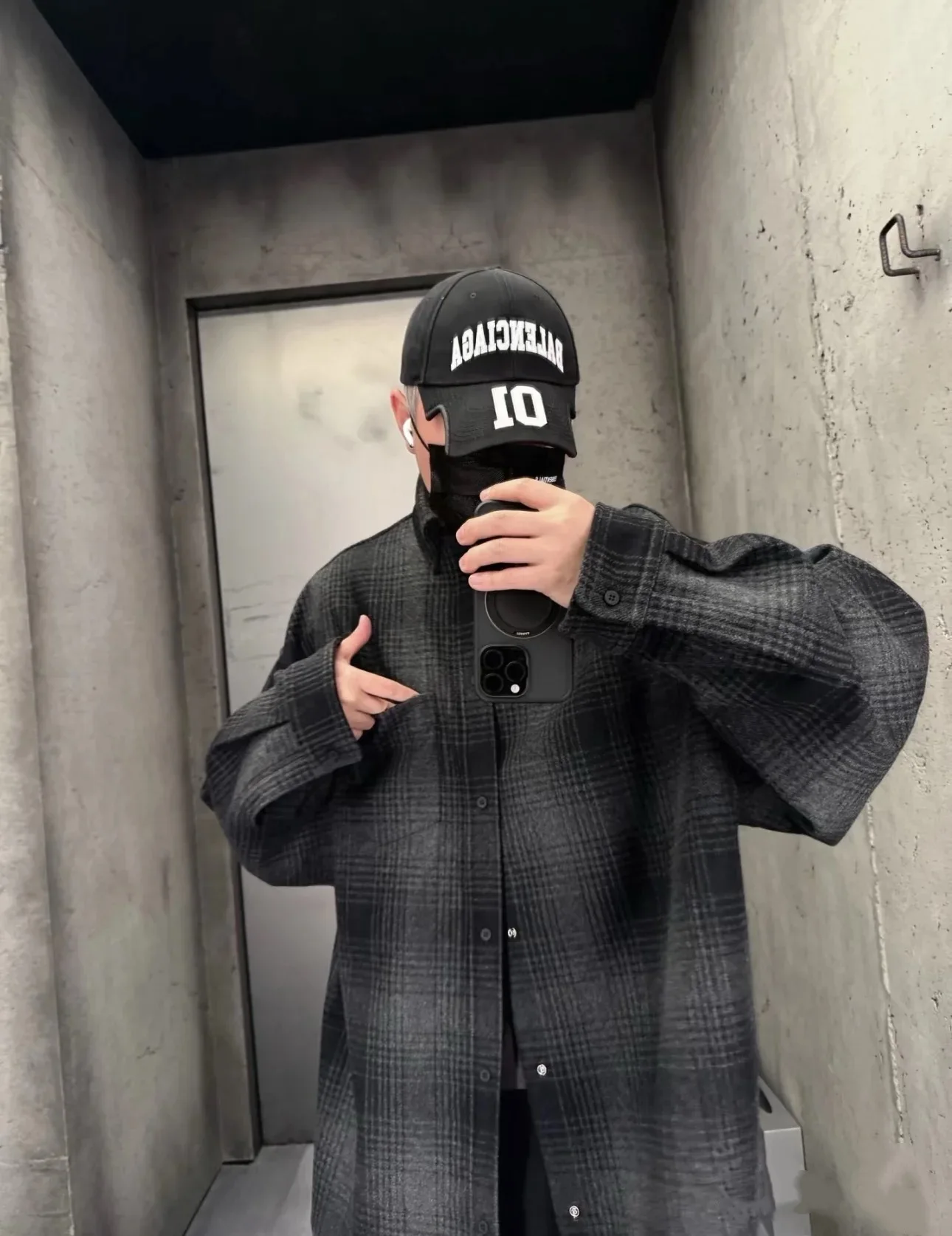 

Новая виниловая рубашка в клетку с буквенным принтом – это модный стиль для мужских и женских знаменитостей.