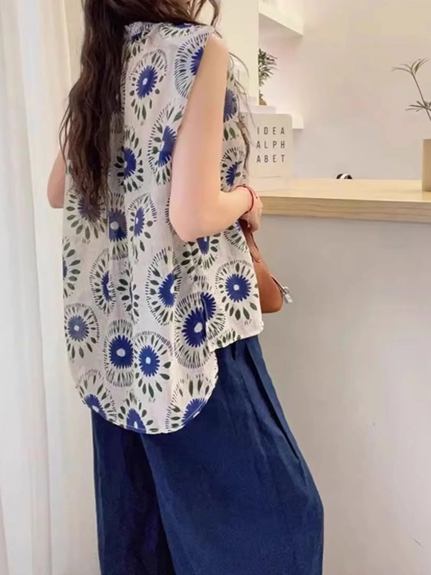 قميص أنيق مطبوع بدون أكمام بتصميم عصري بزر واحد، قصة مستقيمة نحيفة على الطراز الكوري، بلوزة حريرية لإطلالة أصغر سناً