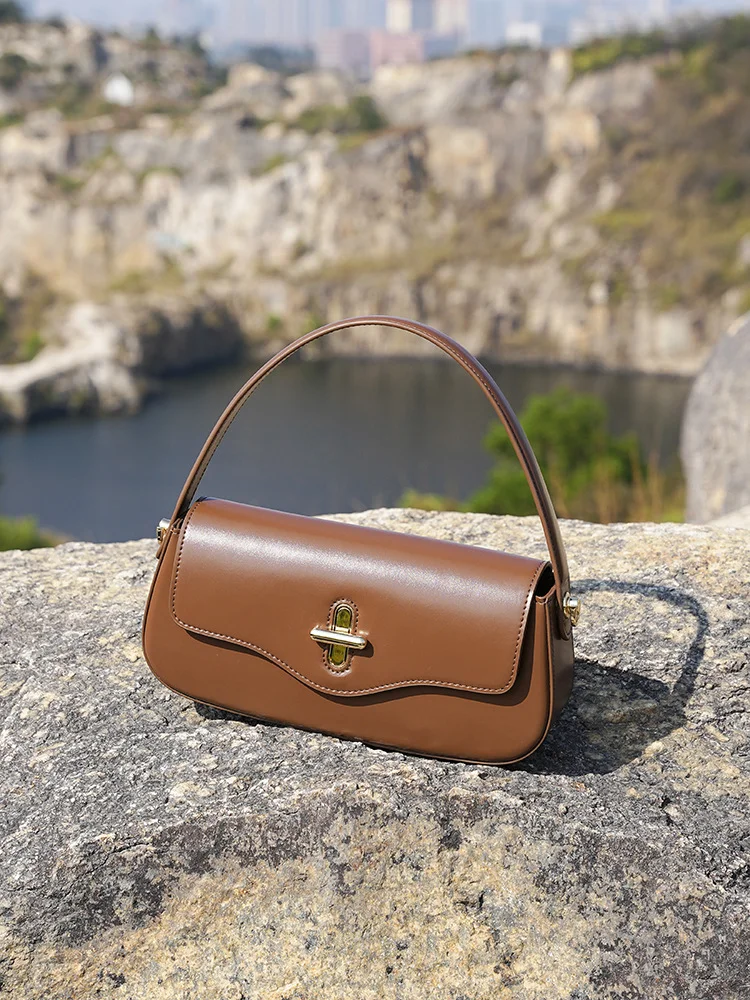 حقيبة يد أنيقة من الجلد الطبيعي لعام 2025 للنساء حقيبة كتف بمقبض علوي مع حزام قابل للفصل ومحفظة تحت الإبط