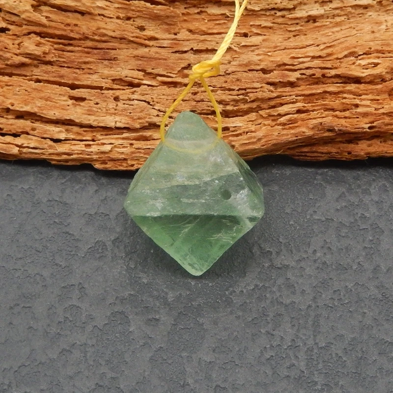 

Подвеска-пирамида из натурального зеленого флюорита, полупрозрачный драгоценный камень, ювелирная деталь для полупрозрачной коллекции ювелирных изделий 27 мм-12,3 г
