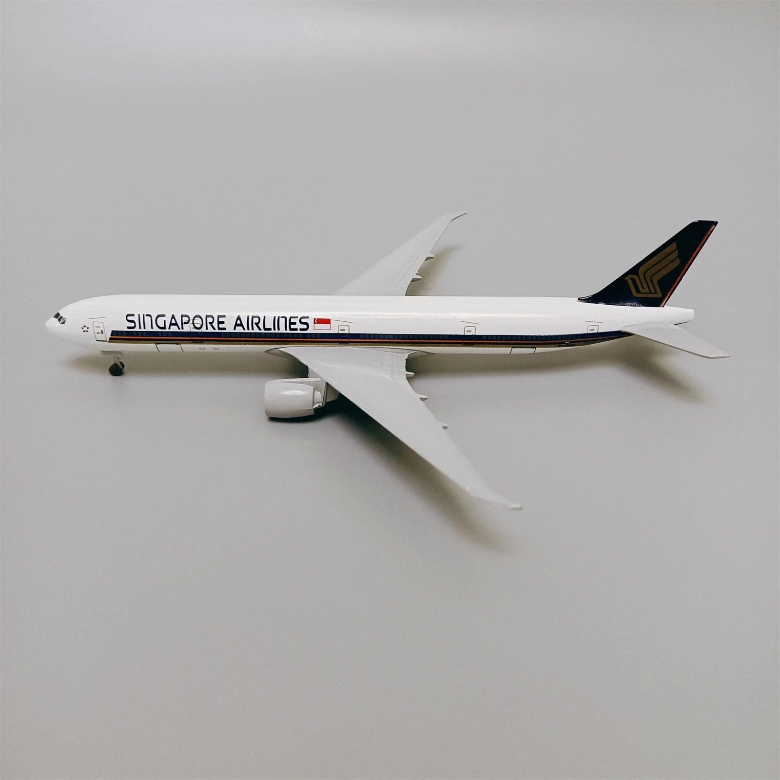 Metal Aircraft Model 20cm 1:400 Singapore Boeing 777 Metal Replica With Landing Gear Alloy Material Aviation Simulation Boy Gift