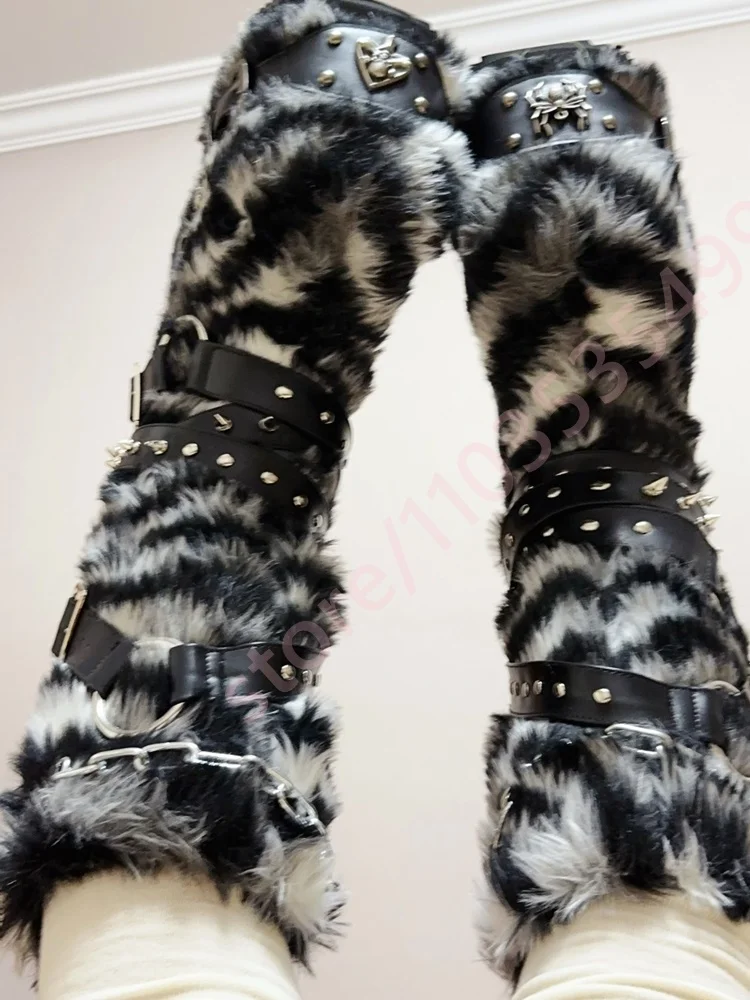 

Кожаные зимние сапоги на меху с пряжкой в стиле панк. Зима 2023. Новый стиль. Сценические ботинки с круглым носком. Модные вечерние повседневные сапоги до колена с шипами.