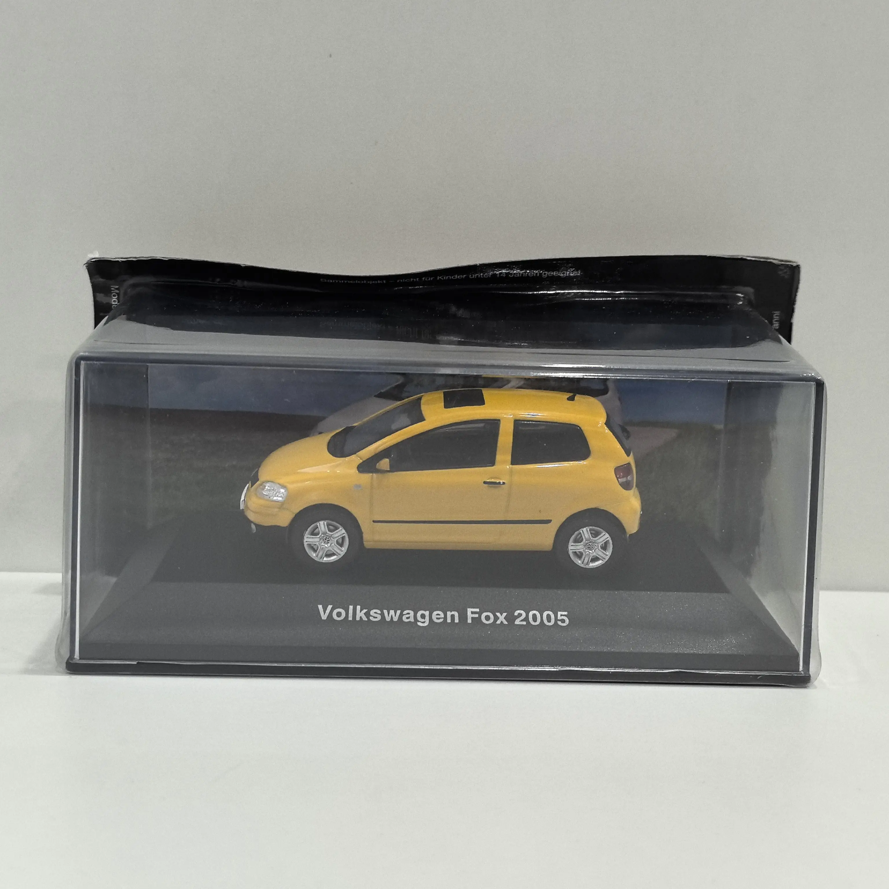 

Модель автомобиля VW 2005 1X из литого металла, масштаб 1/43, IXO