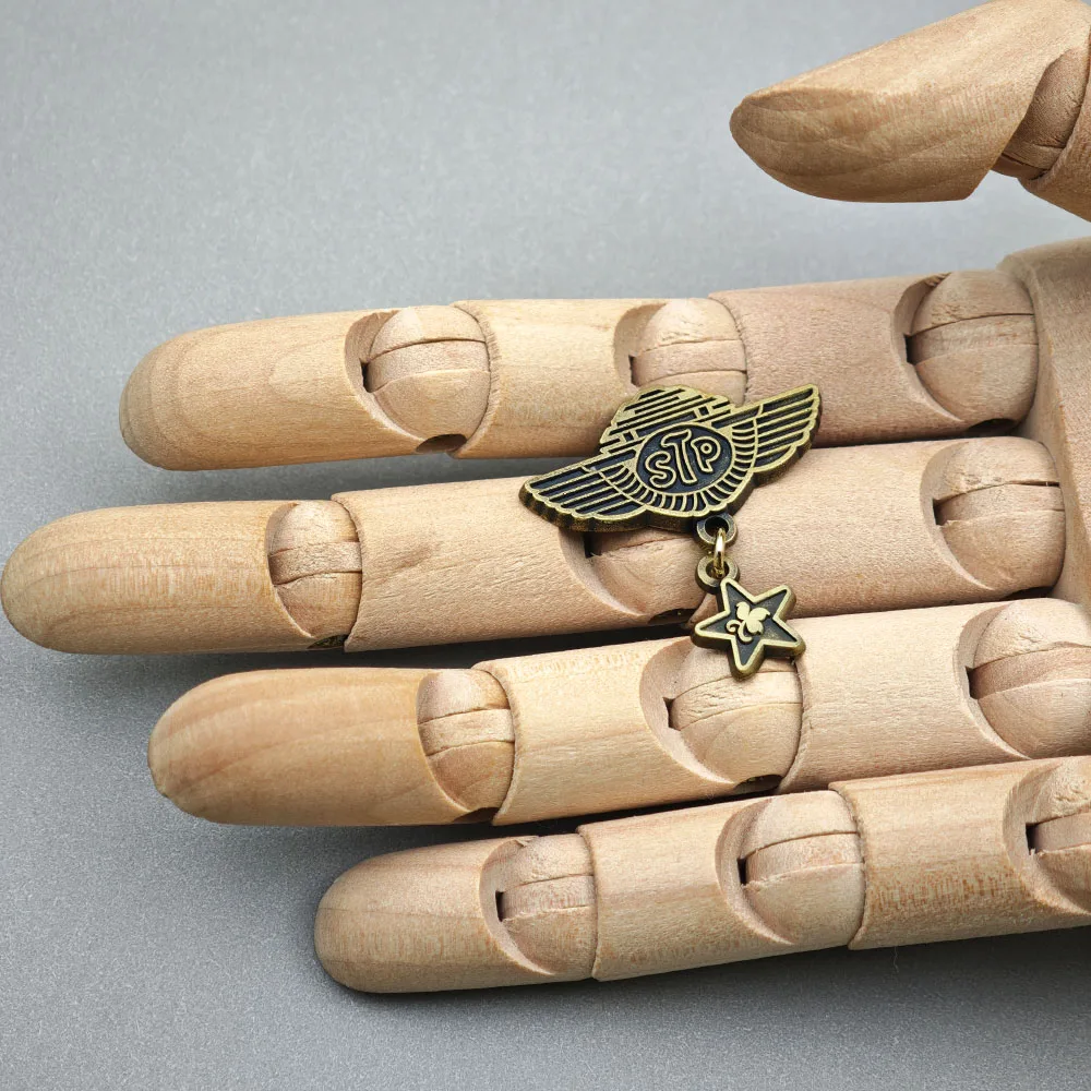 Stone-Temple Pilots Band Emaille-Pin STP-geflügelte Broschen Hängender Stern Metall-Abzeichen Grunge Rock Musik-Fans Sammlerstück Schmuck Geschenk – Detail 4