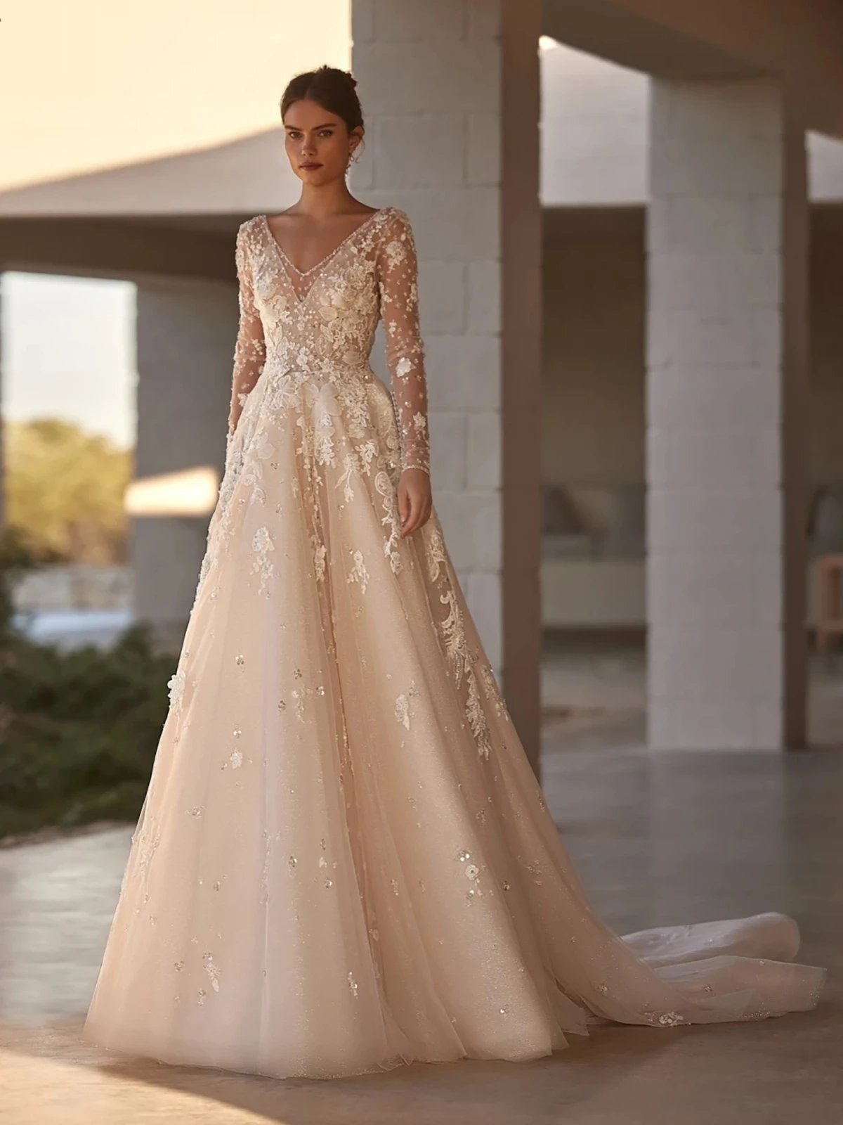 Exquisitos vestidos de novia de línea A, vestidos de novia con cuello en V, apliques de encaje, mangas largas, hechos A medida vestidos de novia, vestidos de tren de barrido sin espalda