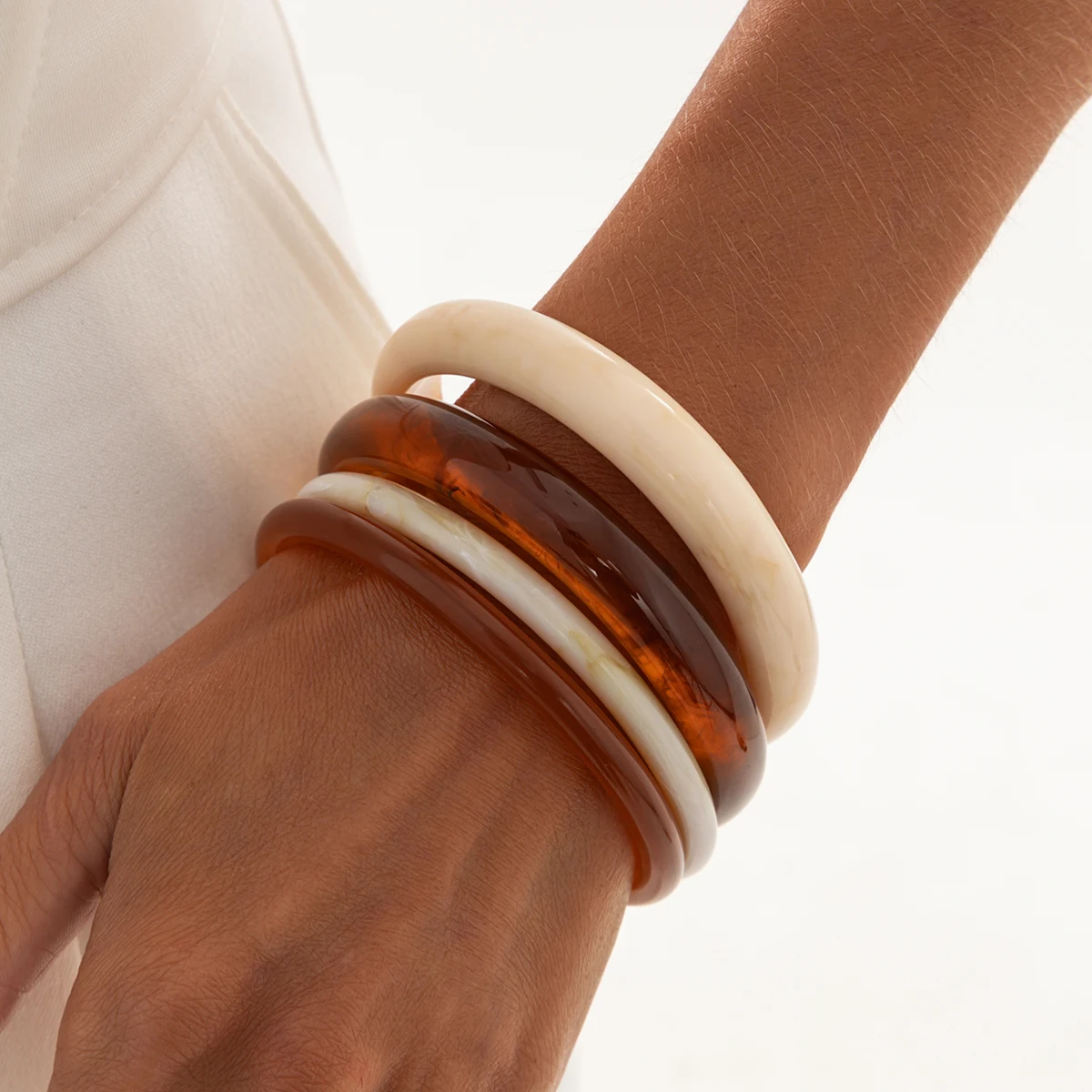 Ingemark 4 Pcs/Set Bohemian Red/Off White/Brown Acrylic Bangle Bracelet for Women Simple Stackable Resin Round Cuff Bracelet