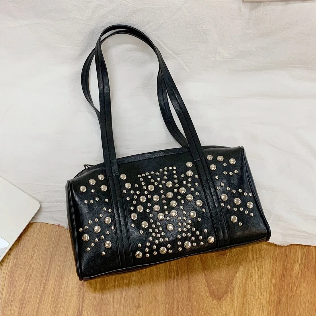 

2025 Новая большая сумка для женщин, роскошная дизайнерская винтажная сумка через плечо с заклепками, большая вместительная стильная пригородная сумка на плечо для женщин