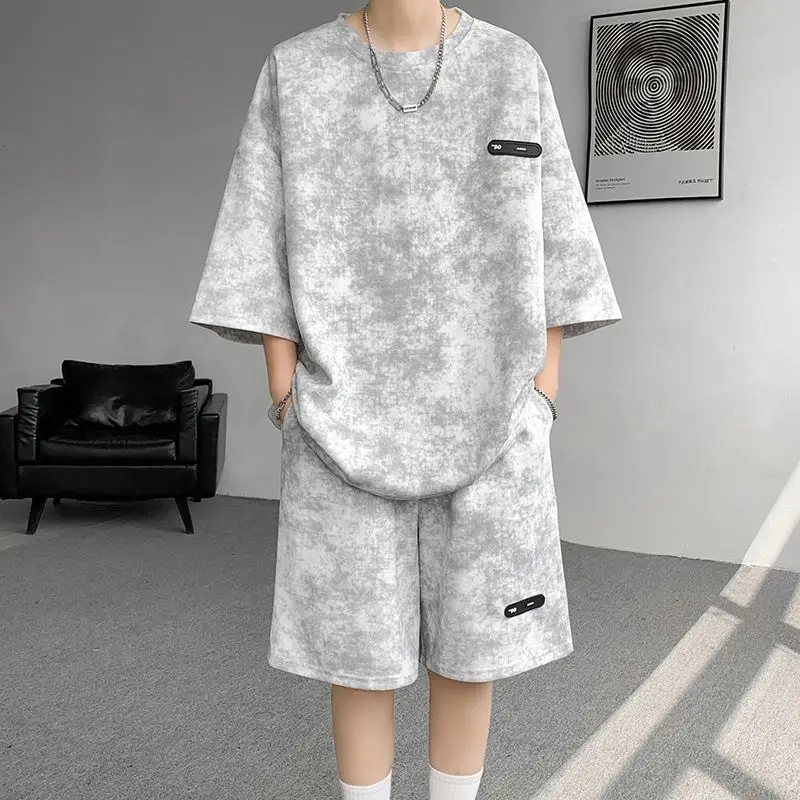 

Дизайн летнего наряда с футболкой и шортами с принтом тай-дай. Модный и крутой мужской большой размер.