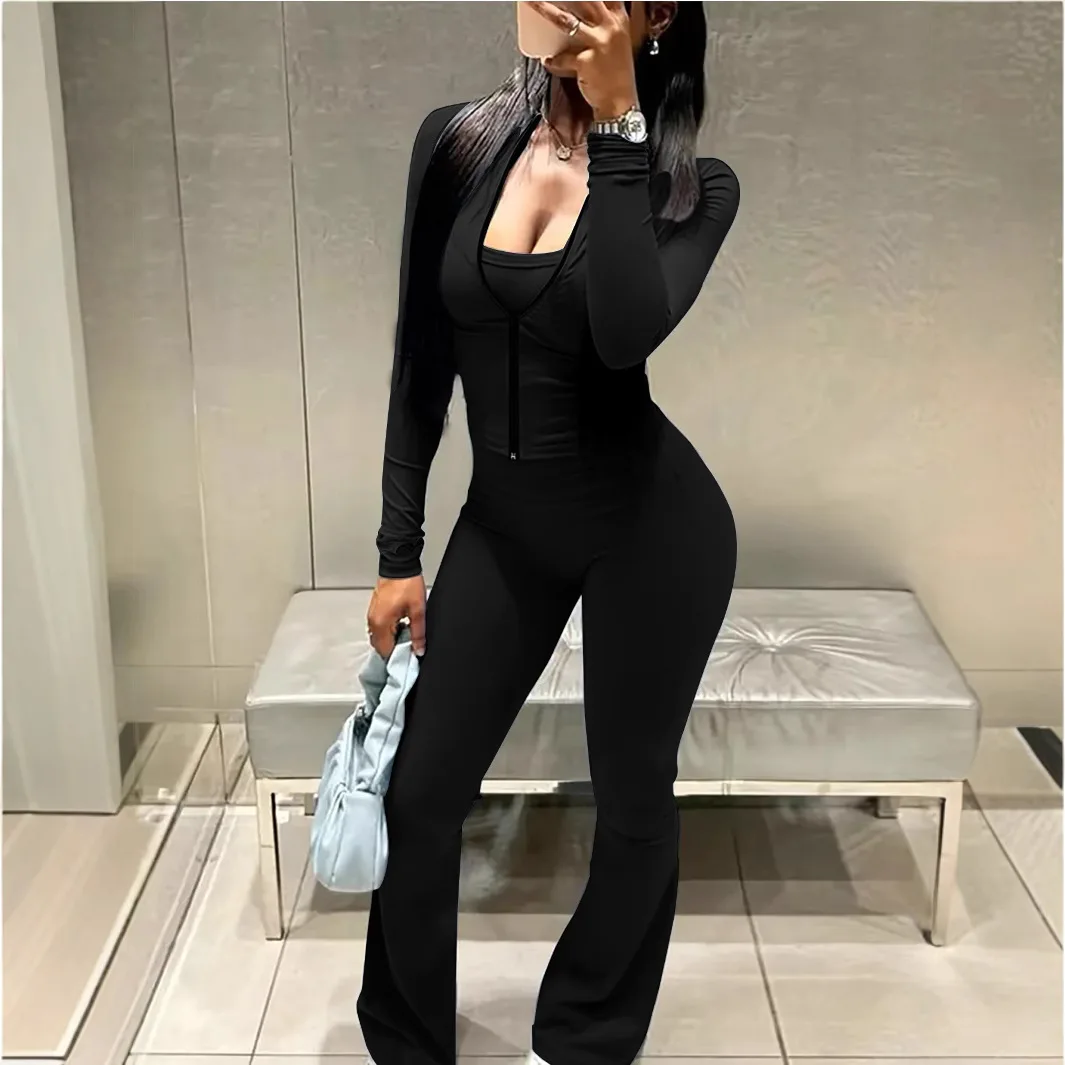 

Женский спортивный костюм-двойка: укороченная куртка на молнии с длинным рукавом и расклешенные брюки с карманами