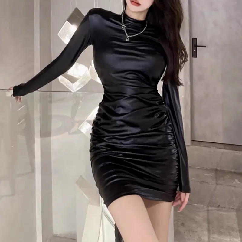 Modisches und sexy, langärmliges und stilvolles, tailliertes, plissiertes Hüftkleid aus PU-Leder für Frühling und Herbst