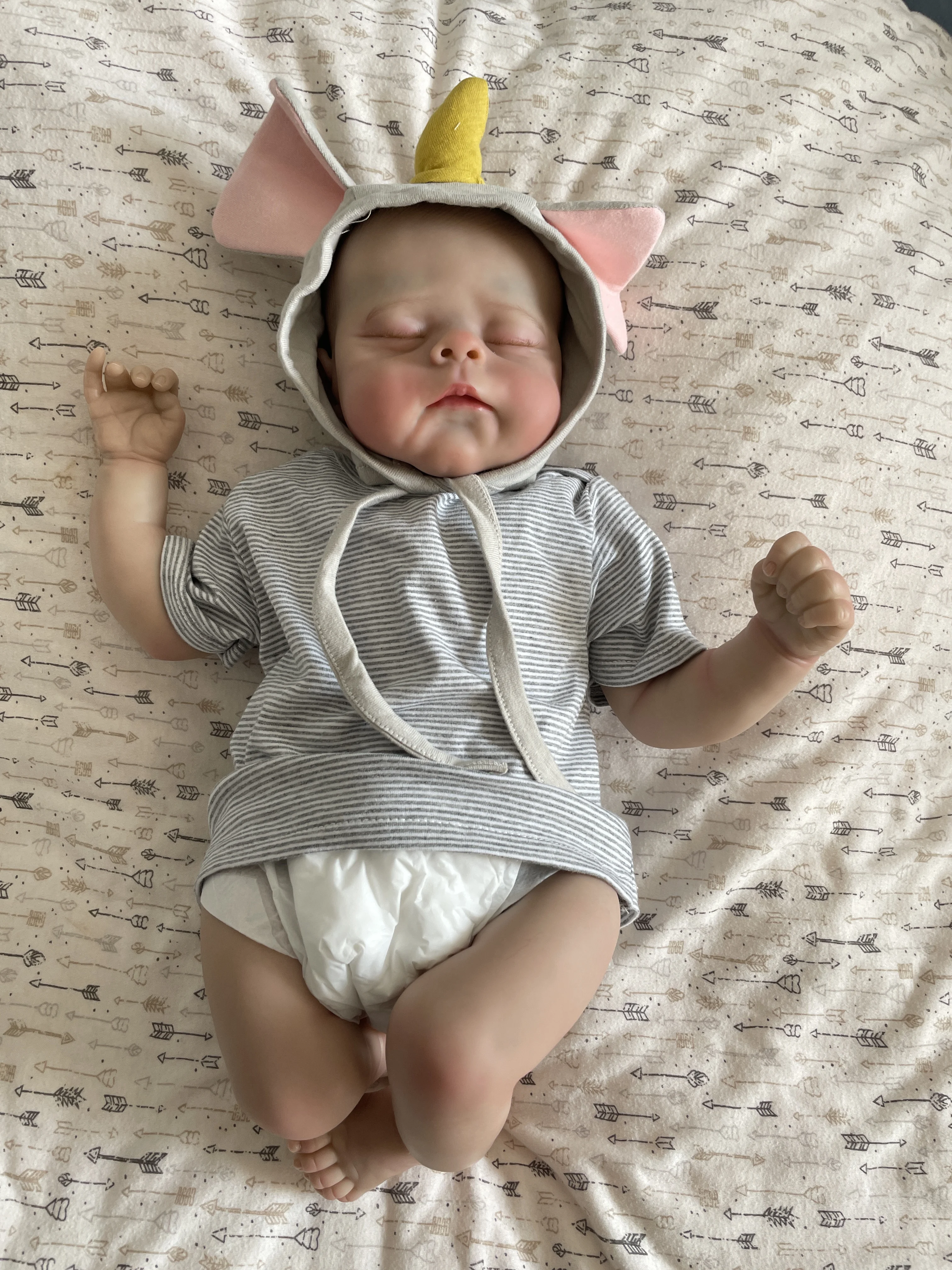 Bambola Reborn Baby Boy 'Erica' da 48 cm - Neonato che dorme realistico con pelle realistica 3D e vene visibili |   Fatto a mano e di alta qualità