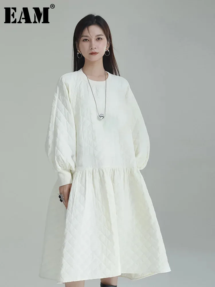 

[EAM] Women White Pleated Cotton-padded Big Size Dress New Round Neck Long Sleeve Loose Fit Fashion Spring Auutmn 2024 1DF4414