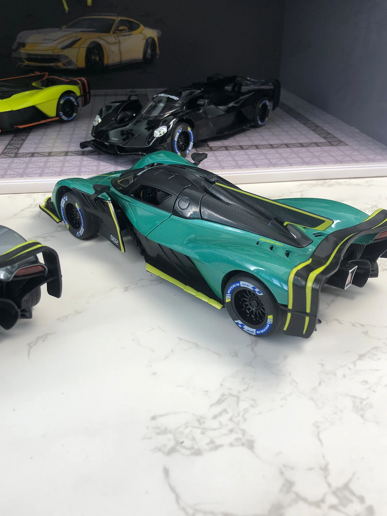 Modèle de voiture Valkyrie en alliage de zinc de simulation 1: 24, ornement statique, voiture cadeau de collection en métal