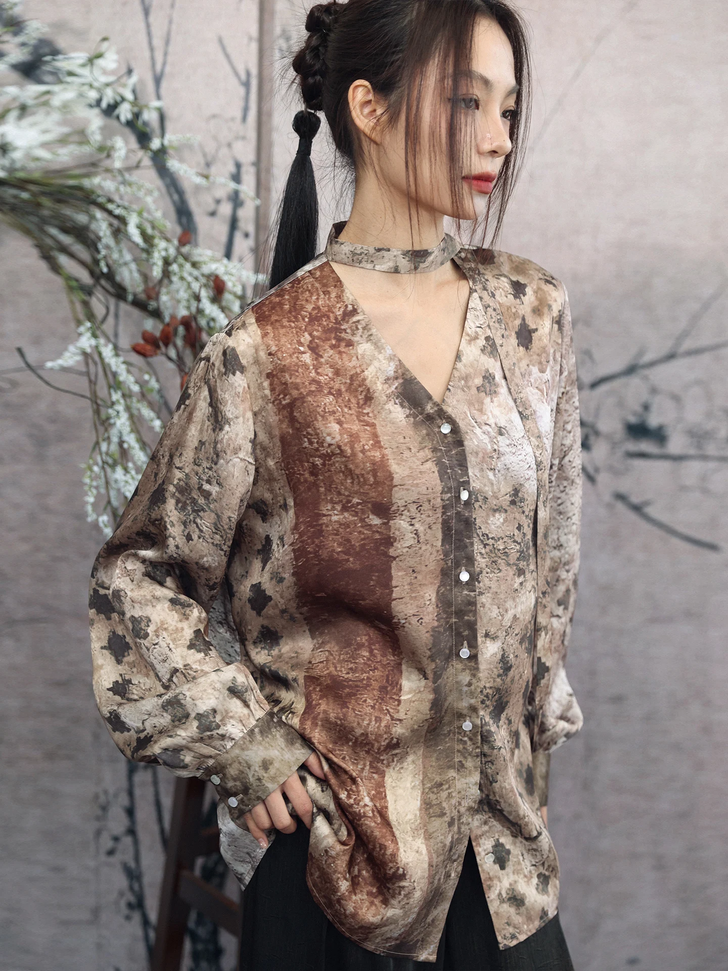 

Свободная атласная рубашка женская с V-образным вырезом и рукавами-колокол, в художественном стиле, весенняя новинка, свободный крой, драпирующаяся, из шелковой ткани, немнущаяся, дышащая