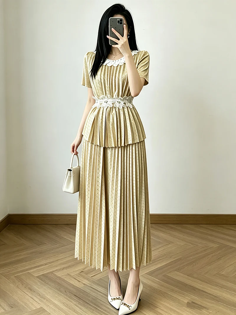 

Plus Size Women Pleated 2Piece Outfit Gold Foil Floral Print Loose Slimming Top High Waist Pleated Skirt Summer Seaside Vacation
