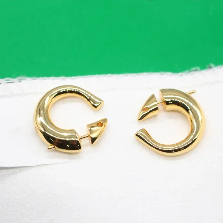 Pendientes pequeños chapados en oro de 18 quilates de latón de diseñador de marca famosa de Europa América para mujer tendencia de joyería de alta calidad